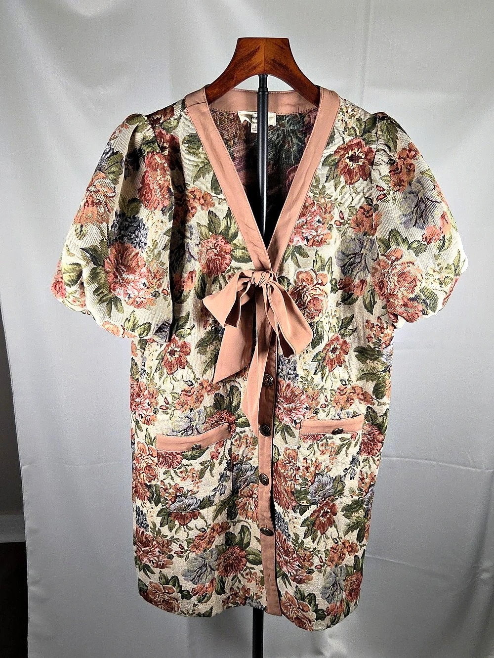 entro Floral Short Sleeve Blouse in Multicolor Small Like New